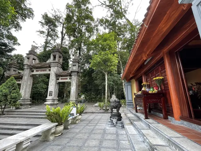 Khám Phá Mẫu Cửu Trùng Thiên: Lịch Sử, Nghi Lễ & Hành Hương