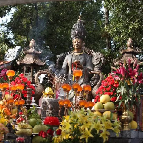Khám Phá Mẫu Cửu Trùng Thiên: Lịch Sử, Nghi Lễ & Hành Hương