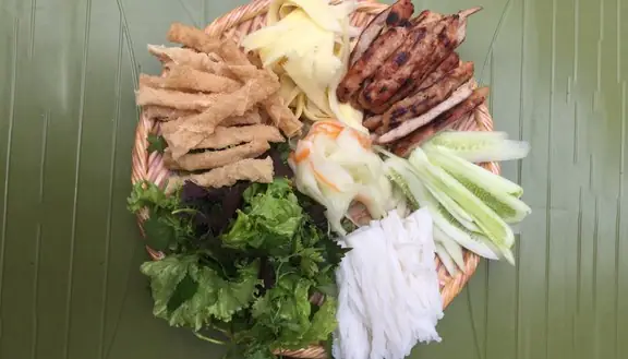 Review Quán Nem Nướng Nha Trang Hoa Béo Ngọc Lâm: Trải Nghiệm Ẩm Thực Việt Giữa Lòng Hà Nội