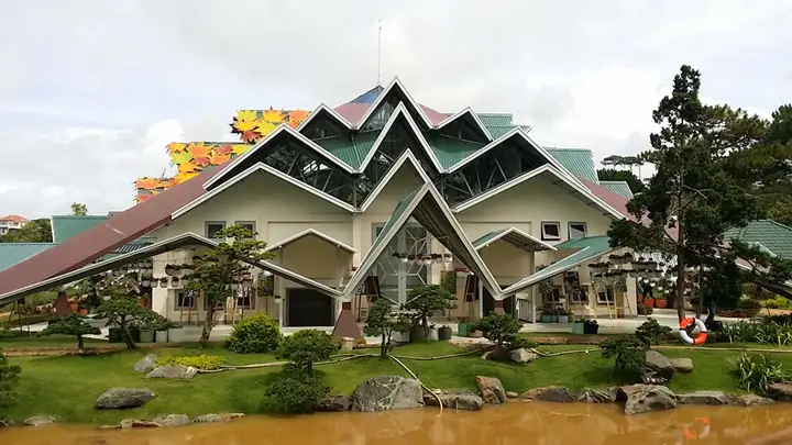 Bạn Muốn Tìm Ngôi Nhà Lá Phong Đà Lạt Nào Uy Tín Nhất?