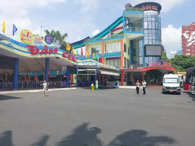 Nhà Hàng Đầm Sen Water Park: Đánh Giá Chi Tiết Và Những Điểm Cần Biết