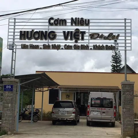 Đánh Giá Chi Tiết Nhà Hàng Cơm Niêu Hương Việt Đà Lạt: Bữa Cơm Gia Đình Ấm Áp Giữa Lòng Thành Phố Ngàn Hoa