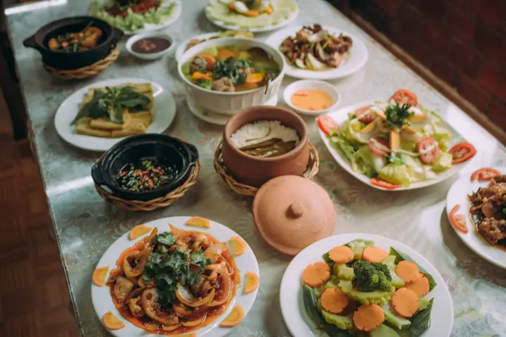 Đánh Giá Chi Tiết Nhà Hàng Cơm Niêu Hương Việt Đà Lạt: Bữa Cơm Gia Đình Ấm Áp Giữa Lòng Thành Phố Ngàn Hoa