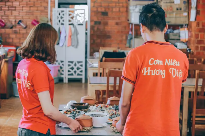Đánh Giá Chi Tiết Nhà Hàng Cơm Niêu Hương Việt Đà Lạt: Bữa Cơm Gia Đình Ấm Áp Giữa Lòng Thành Phố Ngàn Hoa