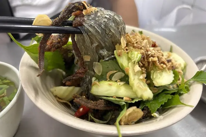 Khám Phá Miến Lươn Đông Thịnh: 40 Năm Hương Vị Truyền Thống