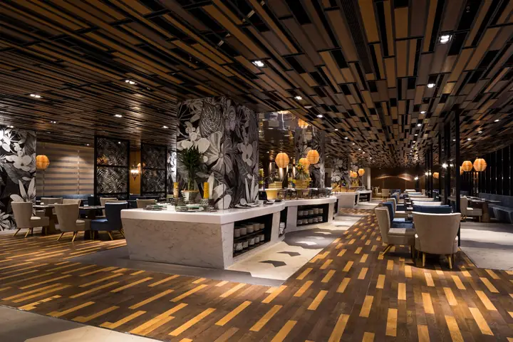 Khám Phá Quinter Central Nha Trang: Dịch Vụ Khách Sạn & Ẩm Thực Sang Trọng
