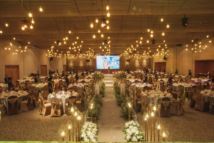 Khám Phá Quinter Central Nha Trang: Dịch Vụ Khách Sạn & Ẩm Thực Sang Trọng