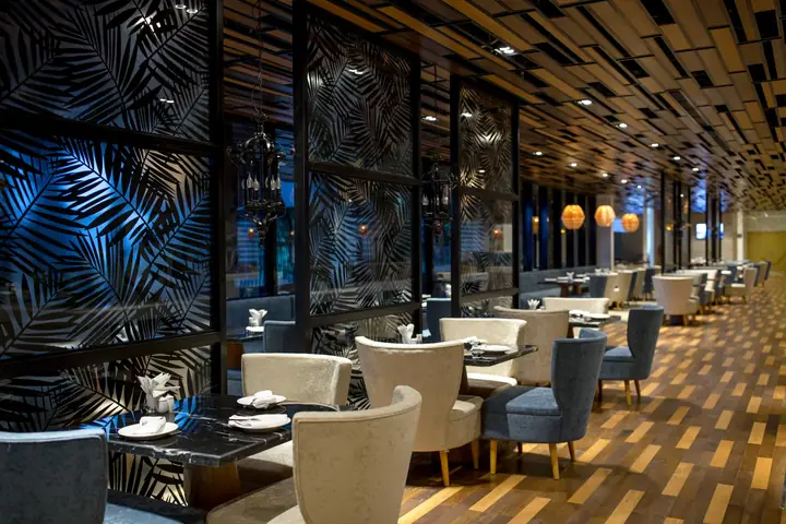 Khám Phá Quinter Central Nha Trang: Dịch Vụ Khách Sạn & Ẩm Thực Sang Trọng