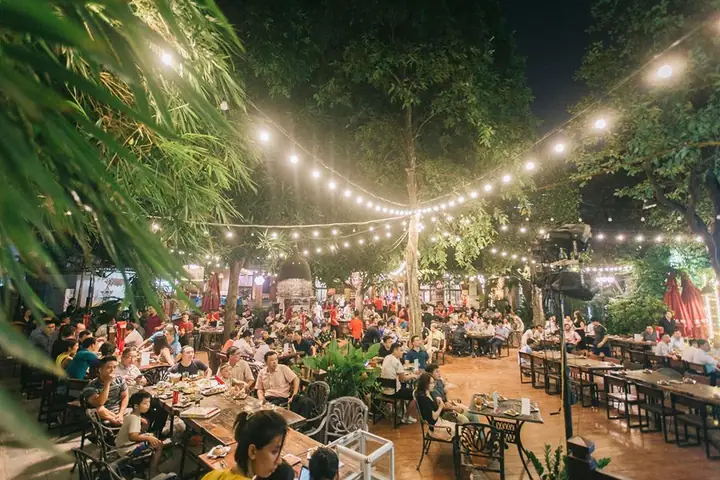 Khám Phá Vườn Bia Hà Nội: Địa Chỉ, Thực Đơn & Cách Đặt Bàn
