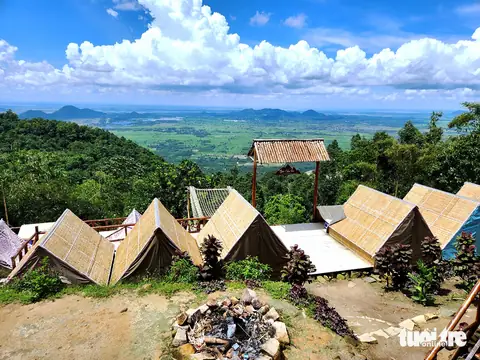 Nhà Nghỉ Trên Đỉnh Núi Cấm: Hướng Dẫn Chi Tiết Cho Du Khách Muốn Khám Phá