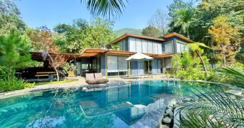 Nhà Nghỉ Trên Đỉnh Núi Cấm: Hướng Dẫn Chi Tiết Cho Du Khách Muốn Khám Phá