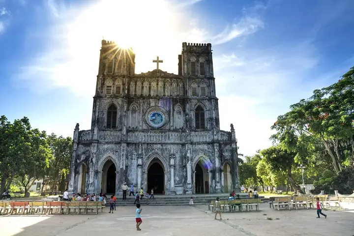 Khám Phá Lịch Sử Và Kiến Trúc Nhà Thờ Mằng Lăng – Di Sản Gothic Phú Yên Khám Phá Lịch Sử Và Kiến Trúc Nhà Thờ Mằng Lăng – Di Sản Gothic Phú Yên