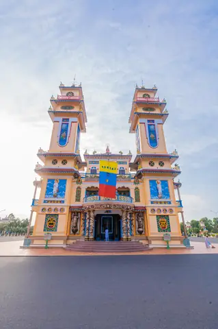 Nội Ô Tòa Thánh Tây Ninh: Khám Phá Trái Tim Tâm Linh Đặc Sắc Của Tây Ninh