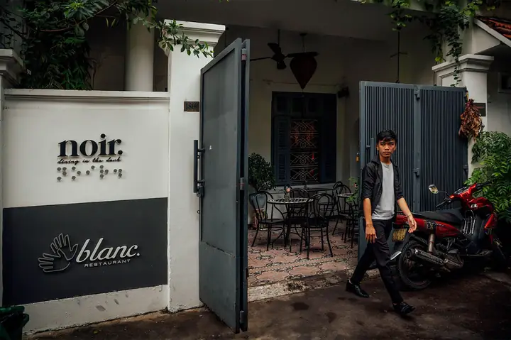 Trải Nghiệm Noir Dining In The Dark – Ăn Trong Bóng Tối Sài Gòn