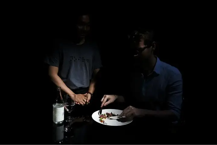 Trải Nghiệm Noir Dining In The Dark – Ăn Trong Bóng Tối Sài Gòn