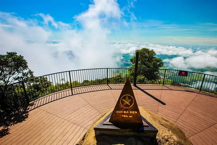 Khám Phá Độ Cao 986m Và Các Lộ Trình Leo Núi Bà Đen