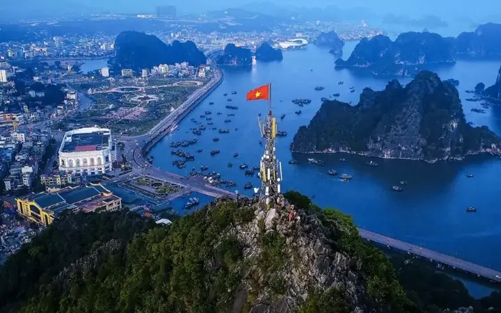 Núi Trong Bài Thơ Vịnh Hạ Long: Khám Phá Vẻ Đẹp Và Ý Nghĩa