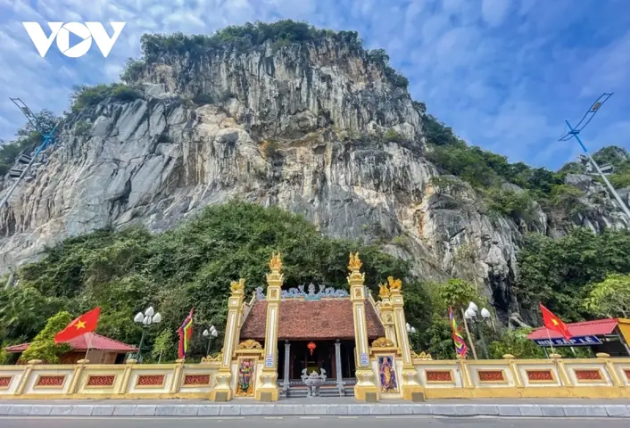 Núi Trong Bài Thơ Vịnh Hạ Long: Khám Phá Vẻ Đẹp Và Ý Nghĩa