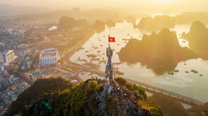 Núi Trong Bài Thơ Vịnh Hạ Long: Khám Phá Vẻ Đẹp Và Ý Nghĩa