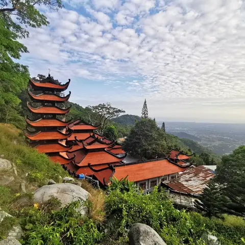 Khám Phá Núi Tà Cú: Hướng Dẫn Du Lịch, Trekking Và Chùa