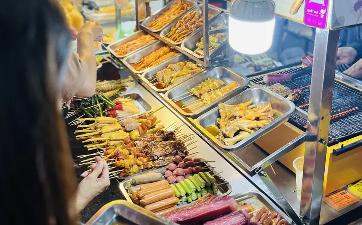 Khám Phá 10 Món Ăn Không Thể Bỏ Lỡ Tại Chợ Hồ Thị Kỷ