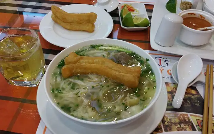 Phở 10 Lý Quốc Sư: Cẩm Nang Trải Nghiệm & Đánh Giá Khách Quan