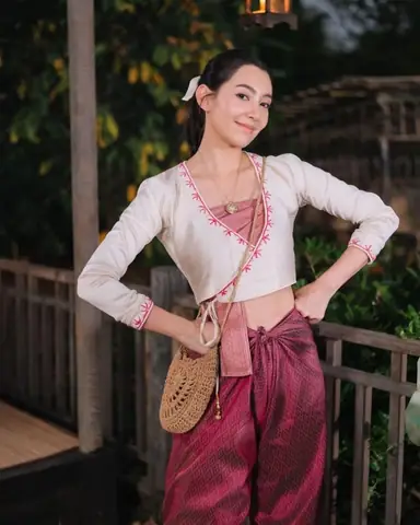 Khám Phá Phong Cách Thời Trang Nữ Thái Lan: Xu Hướng & Mix Đồ Khám Phá Phong Cách Thời Trang Nữ Thái Lan: Xu Hướng & Mix Đồ