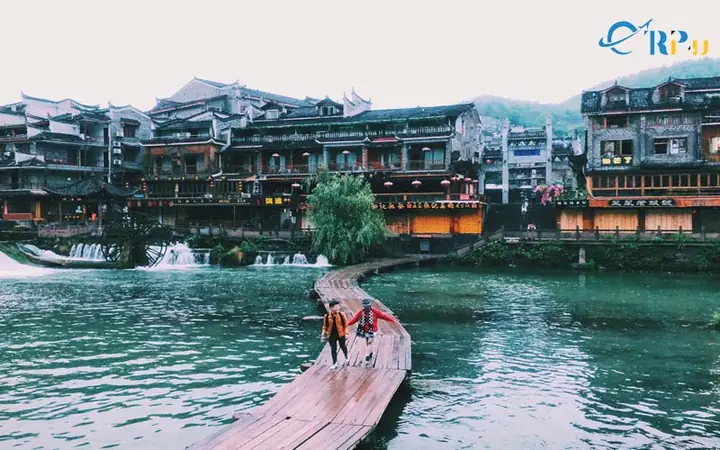Phượng Hoàng Cổ Trấn Hồ Nam: Hành Trình Khám Phá Viên Ngọc Cổ Kính Trung Hoa