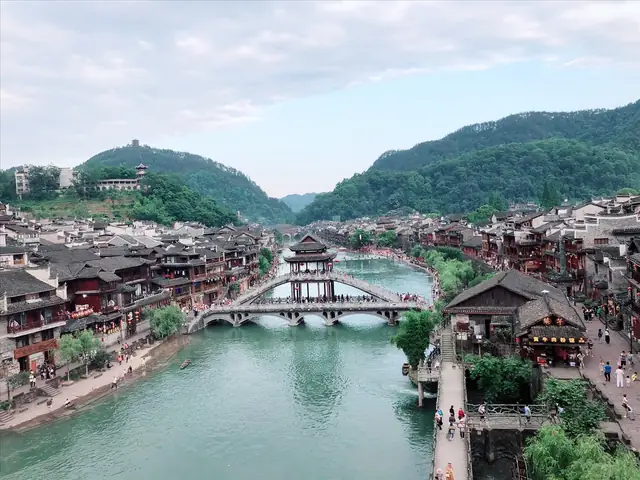 Phượng Hoàng Cổ Trấn Hồ Nam: Hành Trình Khám Phá Viên Ngọc Cổ Kính Trung Hoa