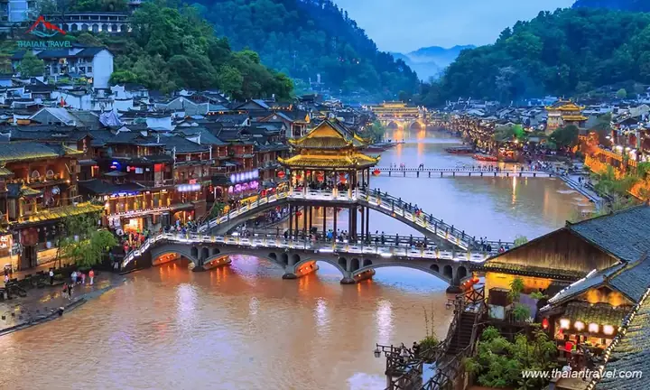 Phượng Hoàng Cổ Trấn Hồ Nam: Hành Trình Khám Phá Viên Ngọc Cổ Kính Trung Hoa