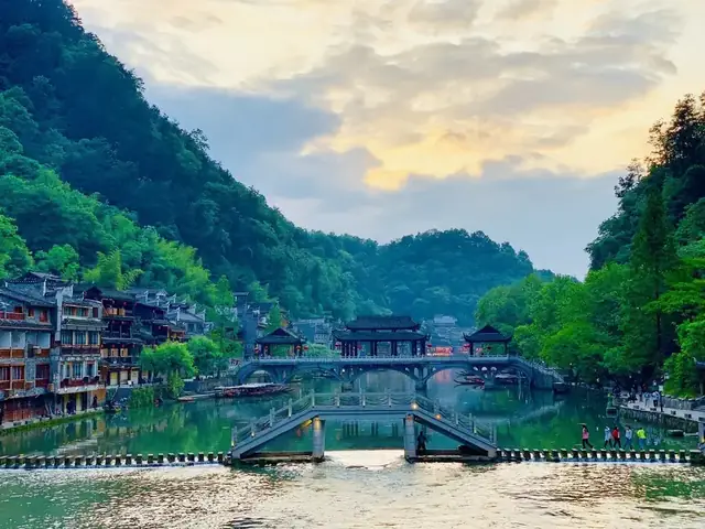 Phượng Hoàng Cổ Trấn: Cẩm Nang Du Lịch Toàn Diện 2026
