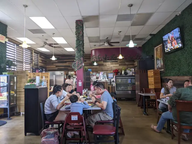 Khám Phá Rất Huế: Địa Chỉ, Thực Đơn & Giá Cả Cho Gia Đình