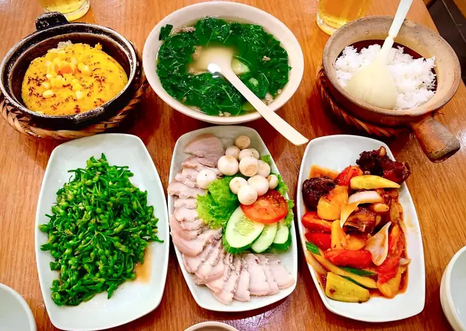 Khám Phá 10 Quán Ăn Trưa Ngon Nhất Quận 10 Cho Dân Văn Phòng