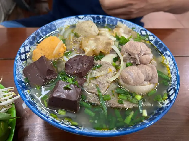 Khám Phá 10 Quán Bún Bò Huế Ngon Chuẩn Vị Cho Thực Khách