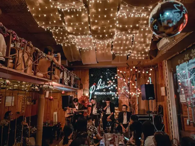 Khám Phá 8 Quán Cafe Acoustic Quận 10: Địa Chỉ, Giá & Không Gian