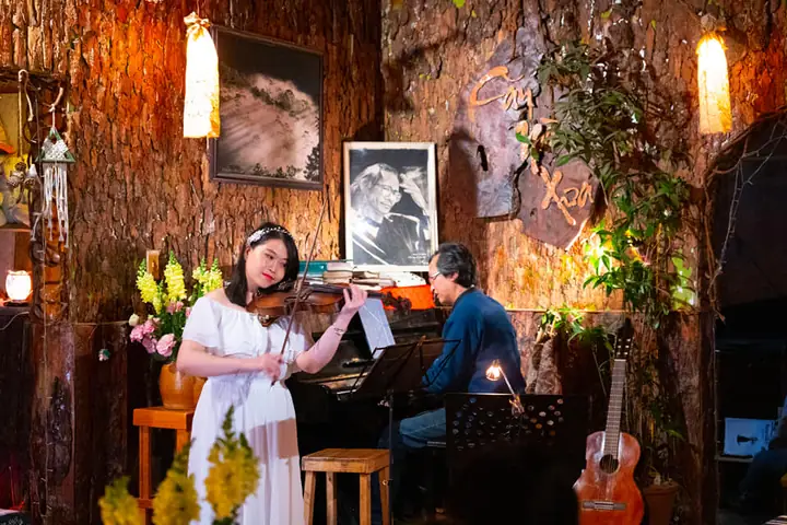Khám Phá 7 Quán Cafe Nhạc Trịnh Đà Lạt “siêu Chill” Cho Fan Nhạc Xưa Khám Phá 7 Quán Cafe Nhạc Trịnh Đà Lạt “siêu Chill” Cho Fan Nhạc Xưa
