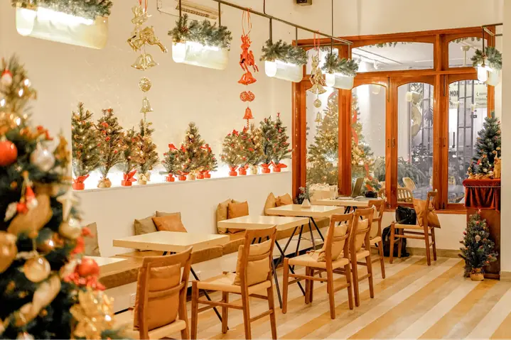 Top 7 Quán Cafe Trang Trí Noel Đẹp Nhất, "sống Ảo" Cực Chất Năm 2026