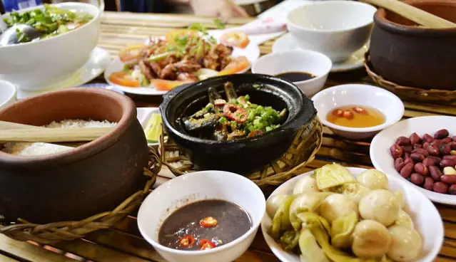 Khám Phá 7 Quán Cơm Niêu Hoa Sữa Ngon Nhất Bà Rịa – Vũng Tàu