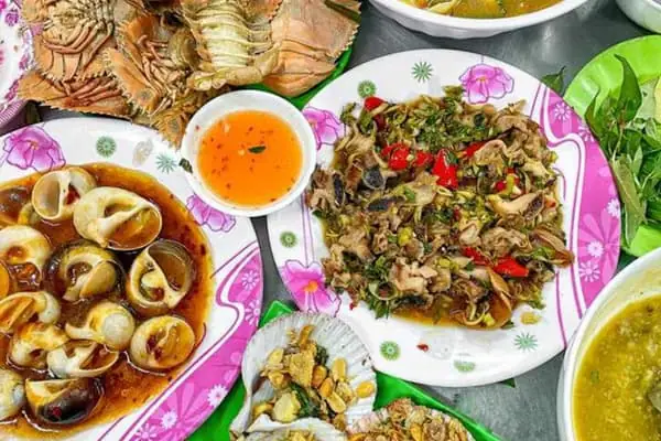 Review Chi Tiết Top 5 Quán Hải Sản Ngon Ở Quy Nhơn: Đánh Giá Thực Tế & Bảng So Sánh