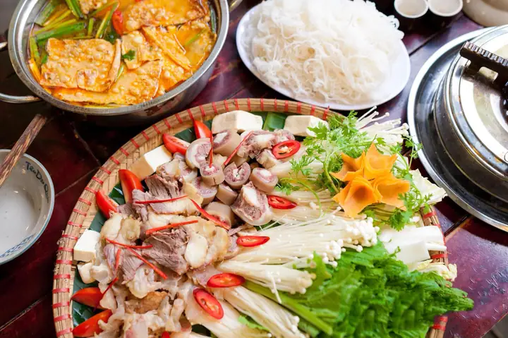 Khám Phá Lẩu Đuôi Bò Hạnh Nổ – Địa Chỉ, Thực Đơn & Giá Tốt