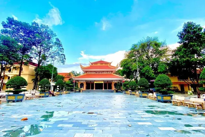 Khám Phá Chùa Hoằng Pháp – Địa Chỉ, Lịch Mở Cửa Và Hoạt Động Khám Phá Chùa Hoằng Pháp – Địa Chỉ, Lịch Mở Cửa Và Hoạt Động