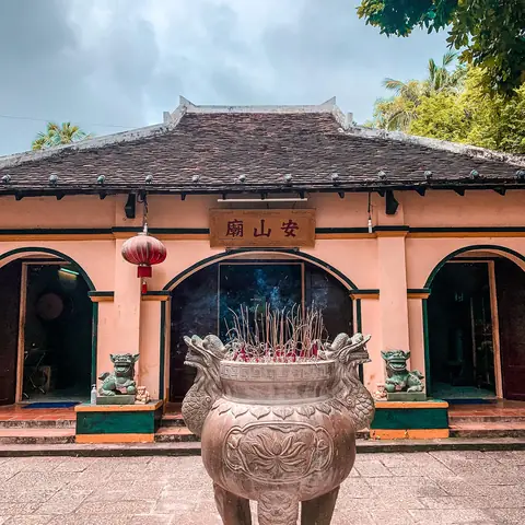 Khám Phá Lịch Sử Và Truyền Thuyết Miếu Bà Phi Yến Tại Côn Đảo