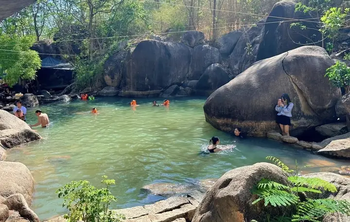 Khám Phá Suối Đá Vũng Tàu: Hướng Dẫn Du Lịch Cho Gia Đình Khám Phá Suối Đá Vũng Tàu: Hướng Dẫn Du Lịch Cho Gia Đình