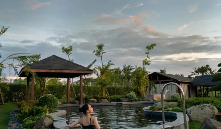 So Sánh Giá Vé Suối Nước Nóng Bình Châu Cho Người Lớn Và Trẻ Em