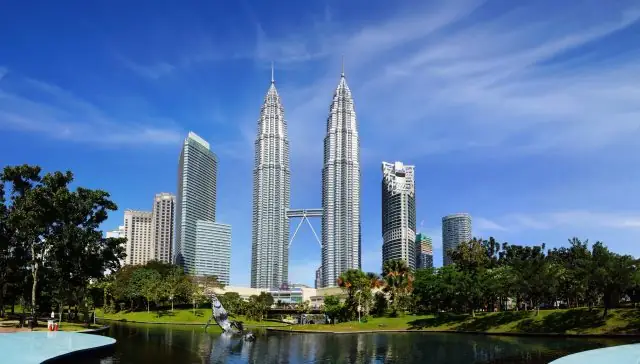 Khám Phá Tháp Đôi Petronas – Tòa Tháp Chọc Trời Biểu Tượng Malaysia