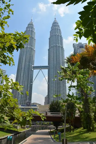 Khám Phá Tháp Đôi Petronas: Lịch Sử, Kiến Trúc, Trải Nghiệm