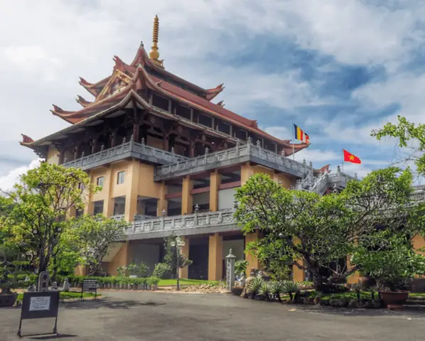 Khám Phá Chùa Huê Nghiêm – Đền Ngọc Lịch Sử & Hoạt Động Tôn Giáo Khám Phá Chùa Huê Nghiêm – Đền Ngọc Lịch Sử & Hoạt Động Tôn Giáo