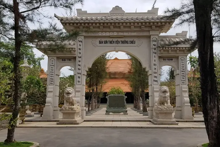 Khám Phá Thiền Viện Linh Chiếu: Lịch Sử, Kiến Trúc & Hoạt Động Khám Phá Thiền Viện Linh Chiếu: Lịch Sử, Kiến Trúc & Hoạt Động