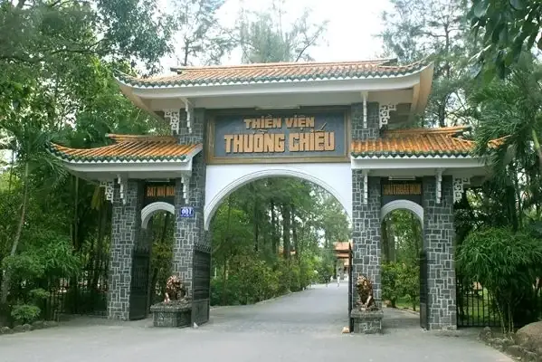 Khám Phá Thiền Viện Linh Chiếu: Lịch Sử, Kiến Trúc & Hoạt Động Khám Phá Thiền Viện Linh Chiếu: Lịch Sử, Kiến Trúc & Hoạt Động
