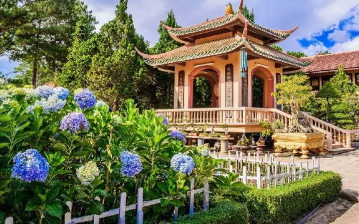 Khám Phá Thiền Viện Trúc Lâm Đà Lạt: Hướng Dẫn Du Lịch Chi Tiết Khám Phá Thiền Viện Trúc Lâm Đà Lạt: Hướng Dẫn Du Lịch Chi Tiết